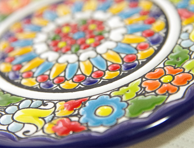 スペインの伝統工芸　セビリア焼き　飾り絵皿　お花柄　陶器絵皿　ギフト