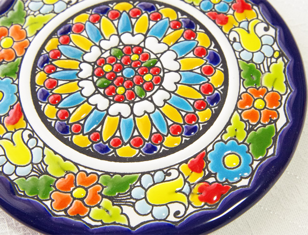 スペインの伝統工芸　セビリア焼き　飾り絵皿　お花柄　陶器絵皿　ギフト