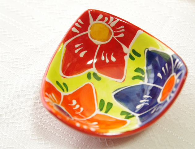 スペイン製　陶器の小物入れ　アクセサリートレイ　三角　花柄小皿