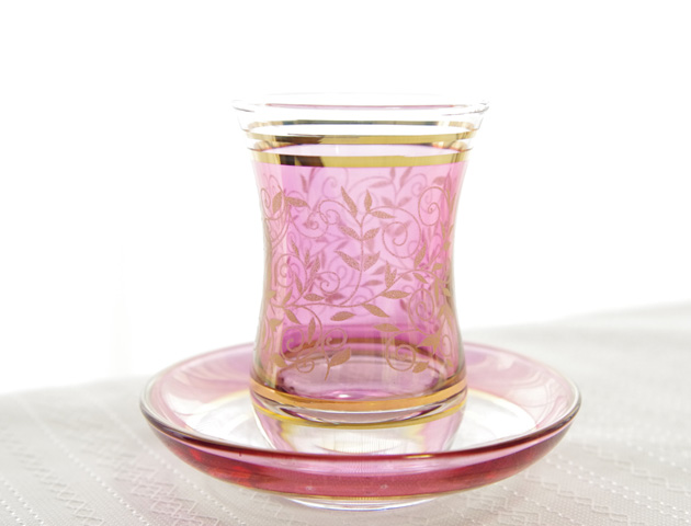 トルコ製　チャイグラス＆ソーサー　ペアギフトセット かご入り 冷酒グラス　茶器　藤金彩装飾 リーフ柄　ピンク＆ブルー